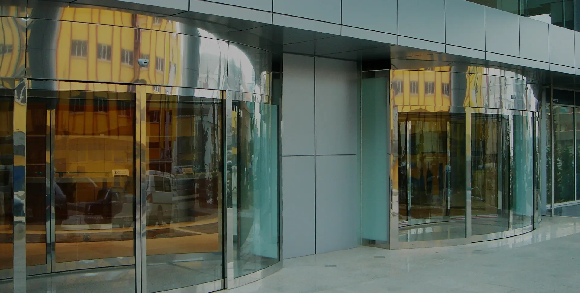 Puerta automática con sensor instalada en edificio corporativo en Guadalajara